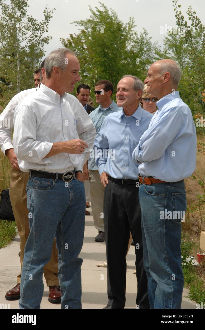 Visita del segretario Dirk Kempthorne al National Interagency Fire Center di Boise, Idaho, dove si è Unito al segretario per la sicurezza interna Michael Chertoff, al tenente governatore dell'Idaho Jim Risch e ad altri funzionari per riunioni, tour della struttura e dell'area circostante e conferenza stampa sui preparativi per la stagione degli incendi Foto Stock