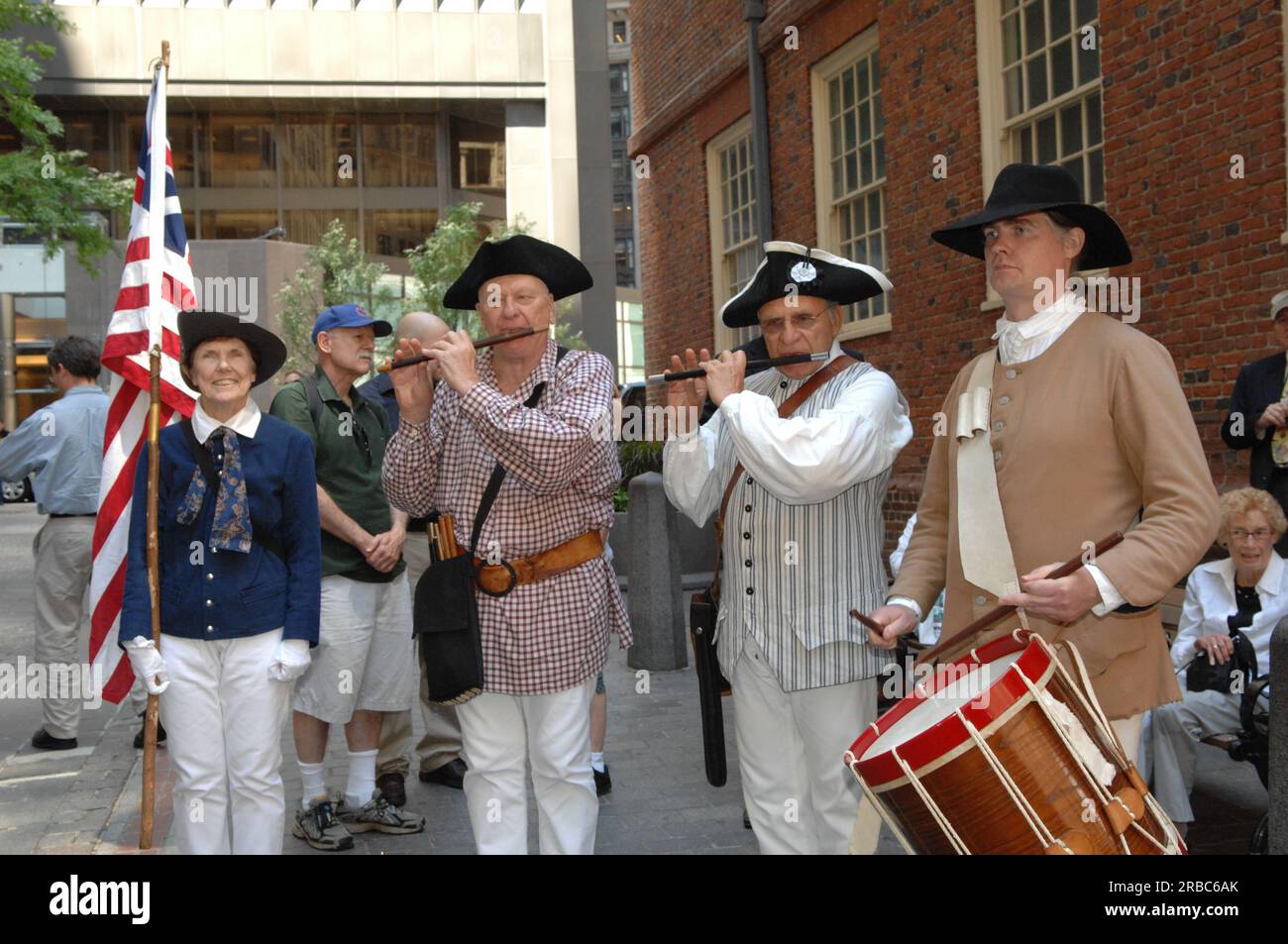 Visita del segretario Dirk Kempthorne alla Old State House di Boston, Massachusetts, dove è entrato a far parte del direttore del National Park Service Mary Bomar, del sovrintendente del Boston National Historical Park Terry Savage, del direttore esecutivo della Bostonian Society Brian LeMay, del capo dei servizi ambientali ed energetici di Boston James Hunt III, E altri funzionari all'evento che segna il completamento della fase iniziale del restauro della Old State House, compreso il restauro della famosa torre dell'edificio. Il lavoro di conservazione rappresenta il primo progetto di costruzione completato del Centennial Init del National Park Service Foto Stock