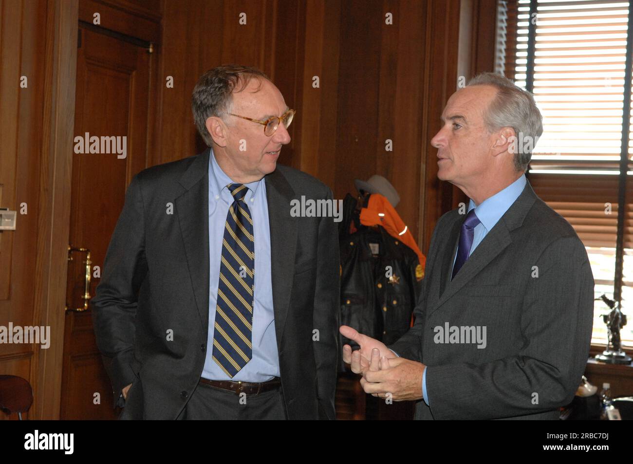 Incontro del segretario Dirk Kempthorne presso Main Interior con il dirigente d'azienda e scienziato ambientale Jack Dangermond, fondatore della società di software di mappatura, Environmental Systems Research Institute Foto Stock