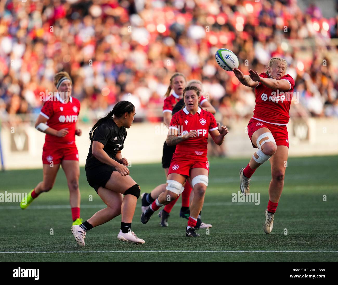 Ottawa, Canada. 9 luglio 2023. 8 luglio 2023, Ottawa, ON, Canada: La  canadese Sara Kaljuvee (12) tenta di bloccare il pallone dalla neozelandese  Sylvia Brunt (12) durante il primo tempo di rugby