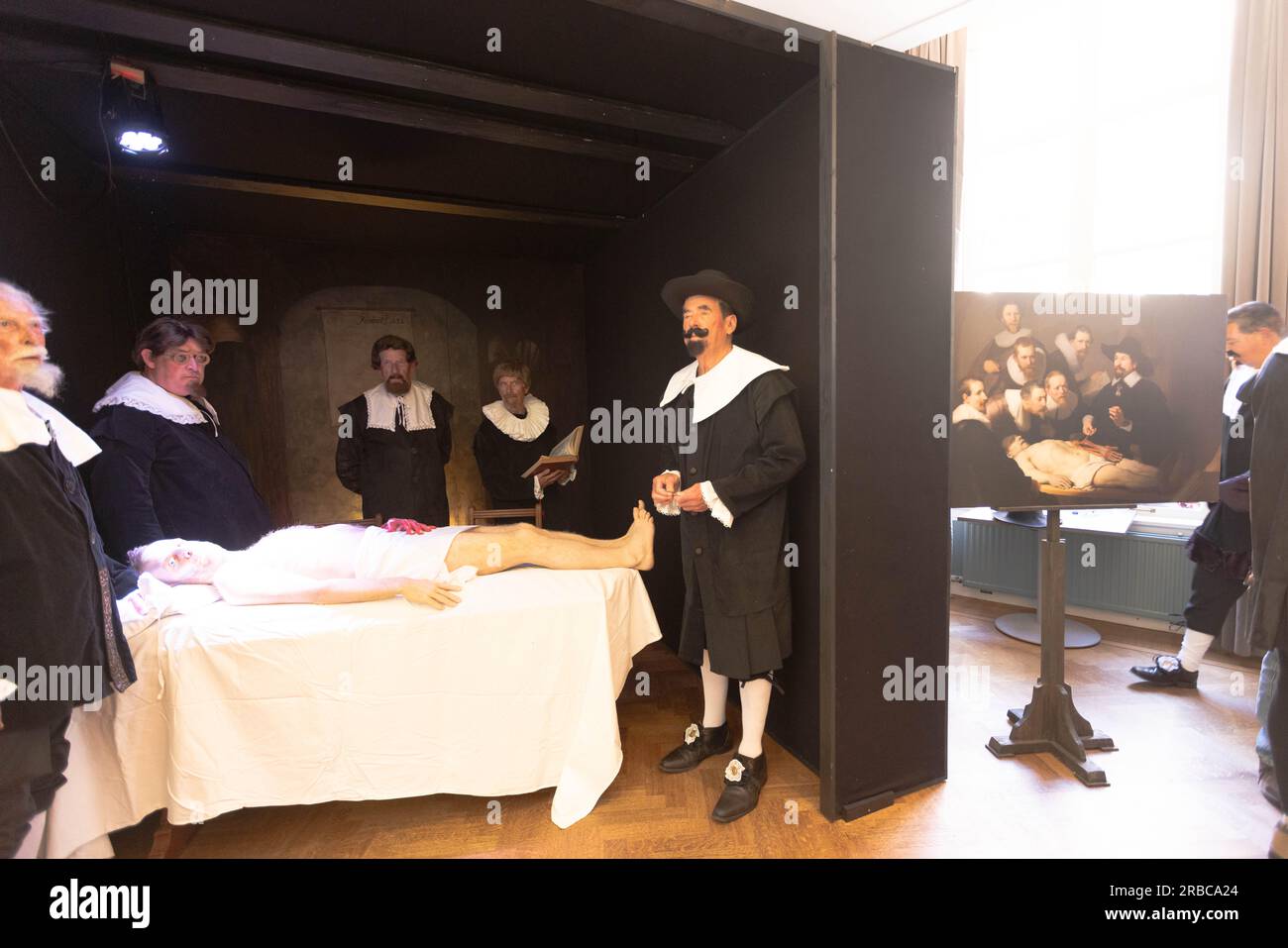 Leiden, Paesi Bassi. 8 luglio 2023. Gli attori rievocano la scena del lavoro di Rembrandt 'The Anatomy Lesson of Dr Nicolaes Tulp' durante i Rembrandt Days a Leida, nei Paesi Bassi, 8 luglio 2023. Durante l'evento di due giorni, il centro storico della città si trasforma in atmosfere del XVII secolo per celebrare la vita e l'opera del pittore olandese Rembrandt van Rijn. Leida è il luogo di nascita di Rembrandt. Crediti: Sylvia Lederer/Xinhua/Alamy Live News Foto Stock