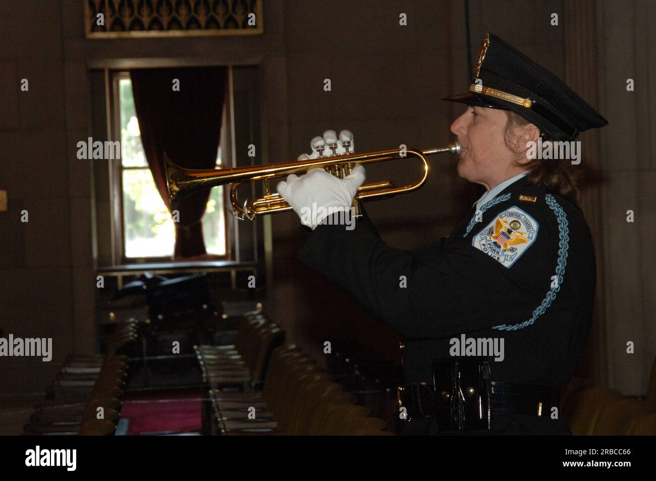 Il segretario ad interim P. Lynn Scarlett e altri alti funzionari interni alla cerimonia di posa delle corone per il personale delle forze dell'ordine ucciso in servizio Foto Stock