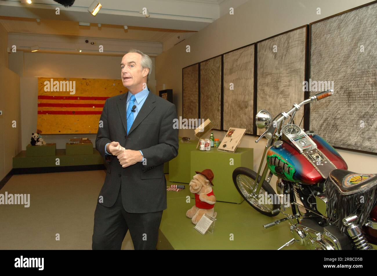 Il Segretario Dirk Kempthorne presenta in anteprima la nuova mostra del Museo degli interni, 'The Vietnam Veterans Memorial: America Responds', che commemora il 25° anniversario della dedica del Memorial attraverso fotografie, disegni e modelli che illustrano la creazione del Memoriale, nonché oggetti personali lasciati al muro dal grande pubblico Foto Stock