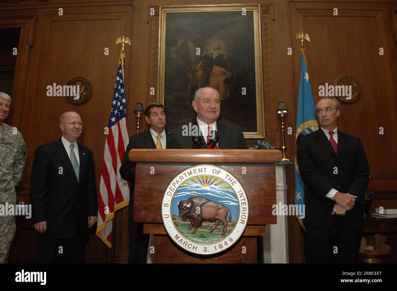 Riunione e conferenza stampa, ospitata dal segretario Dirk Kempthorne presso Main Interior, sulle questioni idriche interstatali derivanti dalla siccità che colpisce il sud-est degli Stati Uniti, con il segretario raggiunto dal governatore dell'Alabama Bob Riley, dal governatore della Georgia Sonny Perdue, dal governatore della Florida Charlie Crist, dal presidente del Consiglio della Casa Bianca sulla qualità ambientale James Connaughton, E il comandante degli Stati Uniti Corpo degli ingegneri dell'esercito, tenente generale Robert Van Antwerp Foto Stock