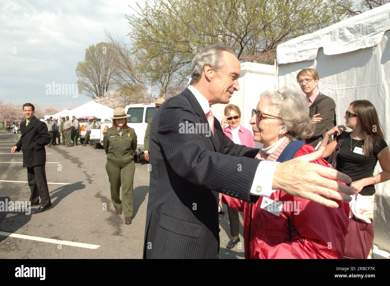 Visita del segretario Dirk Kempthorne a Washington, D.C.'s Tidal Basin e nell'area circostante, dove si è Unito al direttore del National Park Service Mary Bomar, al National Mall and Memorial Parks Superintendent Peggy o'Dell e al National Cherry Blossom Festival, Inc La presidente Diana Mayhew ha annunciato una conferenza stampa sui nuovi e migliori servizi per i visitatori del National Mall in tempo per il Cherry Bloossom Festival 2008. Il segretario ha anche parlato con il personale del National Park Service, Stati Uniti Il personale della polizia del parco e i visitatori intorno al Tidal Basin e al National Mall. Foto Stock