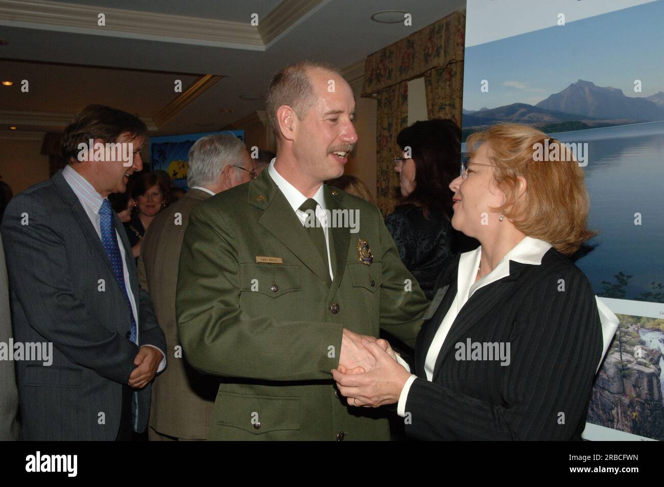 Cerimonia di premiazione del 2008 Harry Yount Ranger Award a Gary Moses, il Lake McDonald Sub-District Ranger al Glacier National Park, con la direttrice del National Park Service Mary Bomar, assistente segretario per Fish and Wildlife and Parks R. Lyle Laverty, Jr., E il capo americano della Unilever Corporation, Kevin Havelock, tra i dignitari a portata di mano al Main Interior Foto Stock