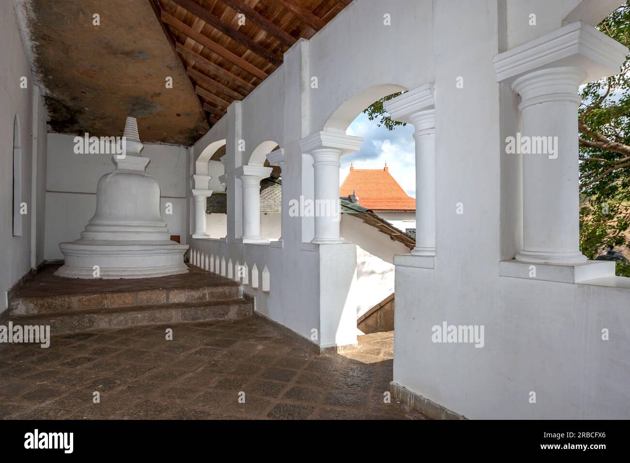 Un piccolo stupa situato sotto la facciata esterna presso i templi della Grotta di Dambulla nel centro dello Sri Lanka. Foto Stock