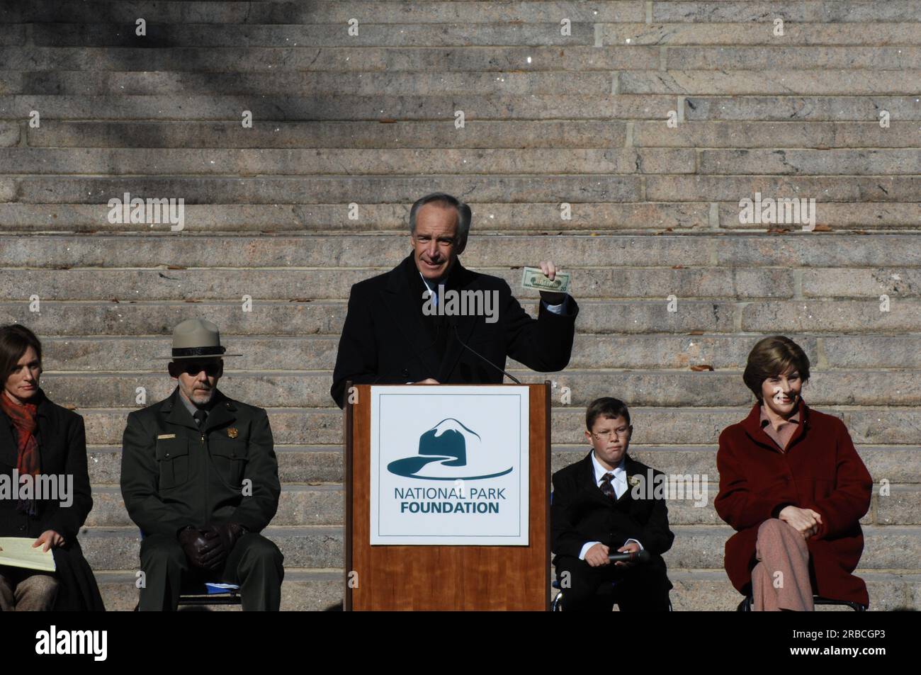 Visita del segretario Dirk Kempthorne al luogo di nascita di Abraham Lincoln National Historic Site a Hodgenville, Kentucky, dove si è Unito alla First Lady Laura Bush, al sovrintendente del sito storico Keith Pruitt, E Libby o'Connell, storica capo di History Channel della A ed e Television, per tour, osservazioni, interazioni con il personale del National Park Service e i visitatori Foto Stock