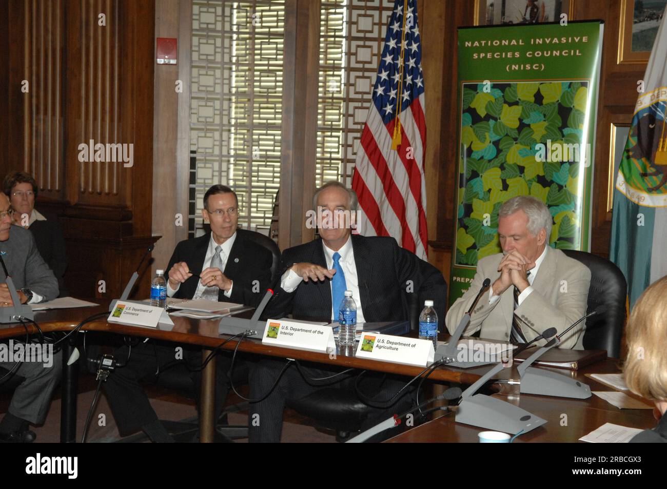 Riunione del National Invasive Species Council al Main Interior, dove il segretario degli interni Dirk Kempthorne e i colleghi copresidenti del Consiglio, il segretario dell'agricoltura ed Schafer e l'amministratore dell'amministrazione nazionale oceanica e atmosferica Conrad Lautenbacher, hanno guidato la discussione e l'adozione di un piano nazionale del 2008-2012 per combattere le specie invasive. Il segretario Kempthorne ha anche annunciato i nuovi membri del Consiglio consultivo per le specie invasive. Foto Stock