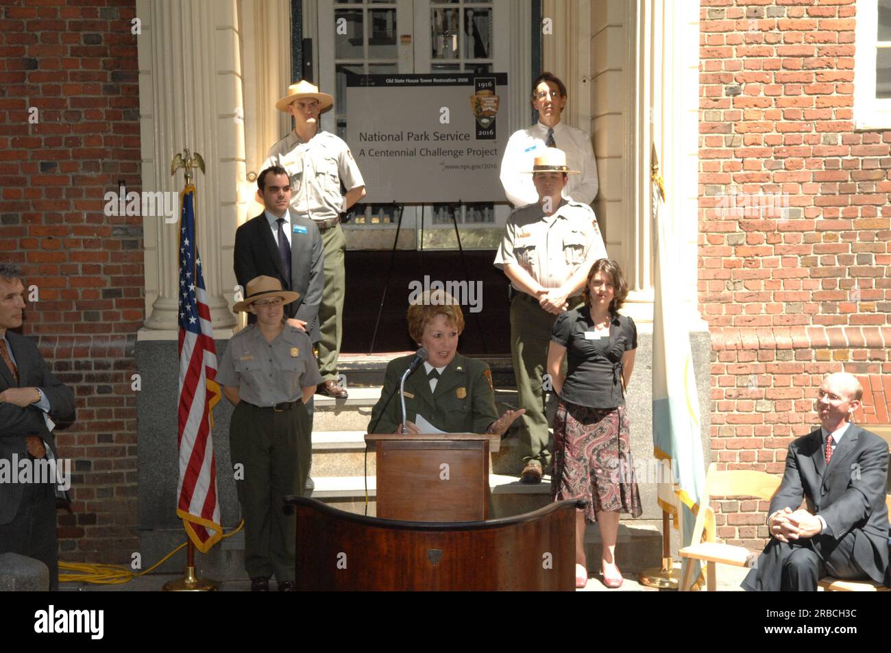 Visita del segretario Dirk Kempthorne alla Old State House di Boston, Massachusetts, dove è entrato a far parte del direttore del National Park Service Mary Bomar, del sovrintendente del Boston National Historical Park Terry Savage, del direttore esecutivo della Bostonian Society Brian LeMay, del capo dei servizi ambientali ed energetici di Boston James Hunt III, E altri funzionari all'evento che segna il completamento della fase iniziale del restauro della Old State House, compreso il restauro della famosa torre dell'edificio. Il lavoro di conservazione rappresenta il primo progetto di costruzione completato del Centennial Init del National Park Service Foto Stock