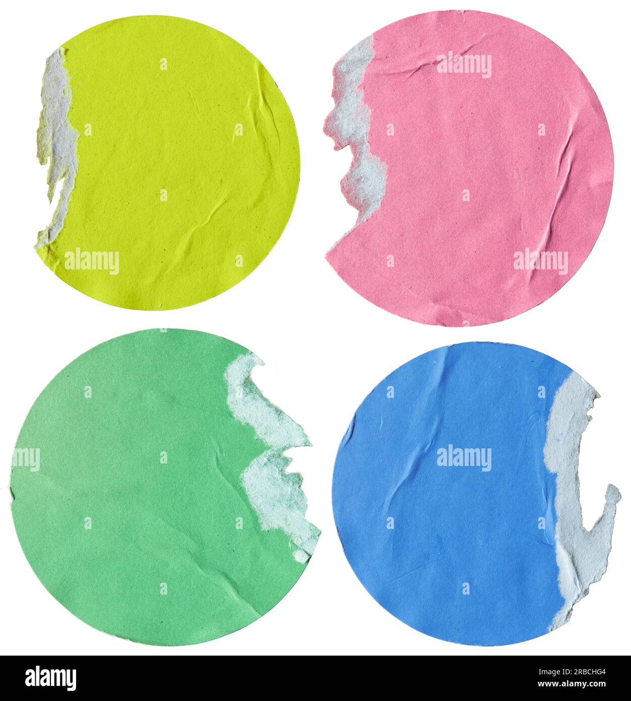Adesivi rotondi di carta gialli, rosa, verdi e blu con bordo strappato su sfondo bianco con percorso di ritaglio Foto Stock