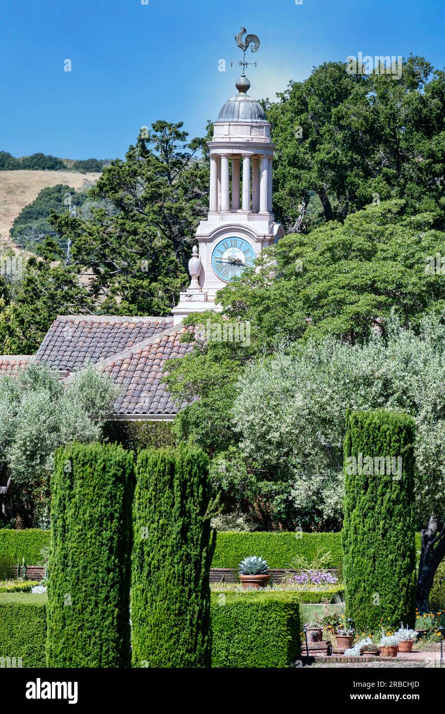 Woodside, CA, USA - 21 giugno 2023: Torre dell'orologio e piscina riflettente, giardino inglese formale nei giardini storici Filoli a Woodside, California Foto Stock