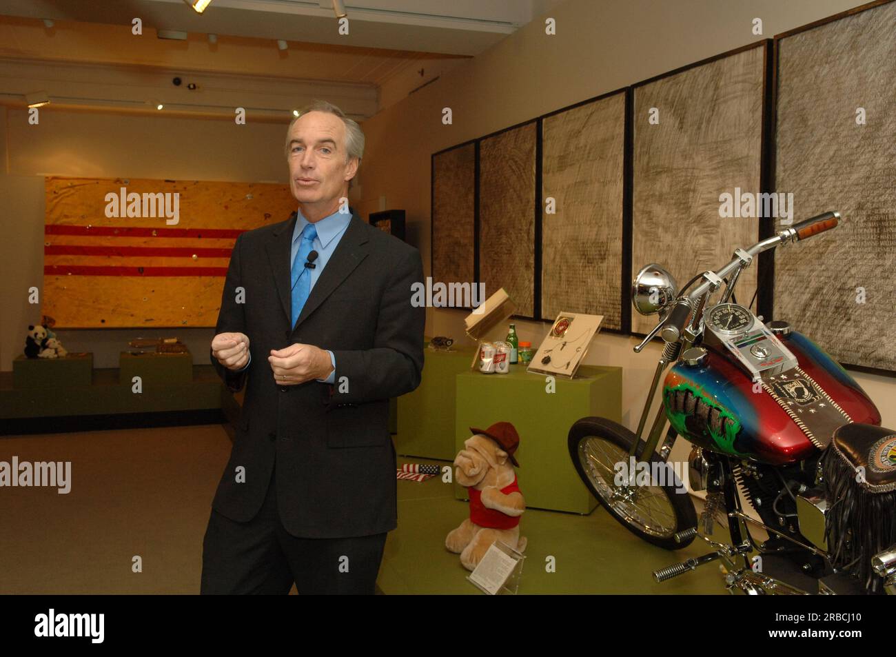 Il Segretario Dirk Kempthorne presenta in anteprima la nuova mostra del Museo degli interni, 'The Vietnam Veterans Memorial: America Responds', che commemora il 25° anniversario della dedica del Memorial attraverso fotografie, disegni e modelli che illustrano la creazione del Memoriale, nonché oggetti personali lasciati al muro dal grande pubblico Foto Stock