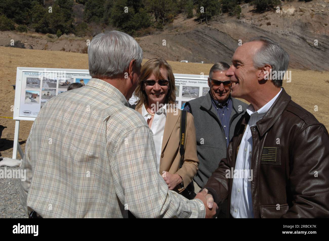 Visita del segretario Dirk Kempthorne a Durango, Colorado, per la partecipazione alle cerimonie che segnano il quasi completamento delle caratteristiche principali del progetto Animas-la Plata del Bureau of Reclamation, tra cui la costruzione della diga del bacino di Ridges e delle strutture di lancio del bacino di Basin Creek, l'impianto di pompaggio Durango e il condotto di insenatura del bacino di Ridges. All'evento si unirono il segretario Kempthorne, l'avvocato degli interni David Bernhardt, il Commissario del Bureau of Reclamation Robert Johnson, il senatore del Colorado e futuro segretario degli interni Ken Salazar, il governatore del Colorado Bill Ritter, il presidente Clement Frost della Southern U Foto Stock