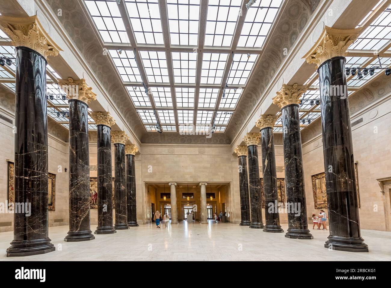 Kansas City, Missouri, USA - 6 luglio 2023: Colonne di marmo all'interno del Nelson-Atkins Museum of Art di Kansas, City, Missouri Foto Stock
