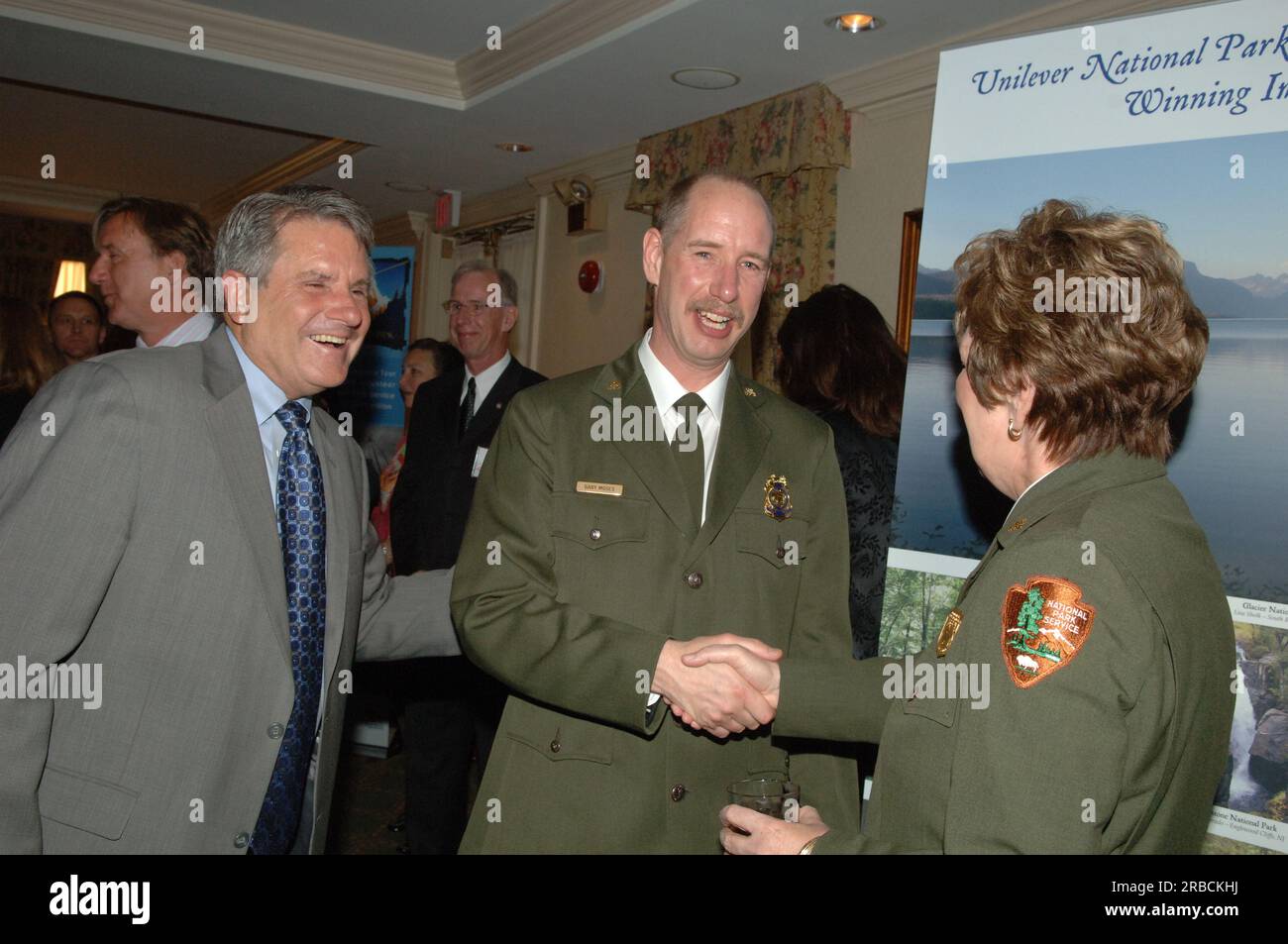 Cerimonia di premiazione del 2008 Harry Yount Ranger Award a Gary Moses, il Lake McDonald Sub-District Ranger al Glacier National Park, con la direttrice del National Park Service Mary Bomar, assistente segretario per Fish and Wildlife and Parks R. Lyle Laverty, Jr., E il capo americano della Unilever Corporation, Kevin Havelock, tra i dignitari a portata di mano al Main Interior Foto Stock