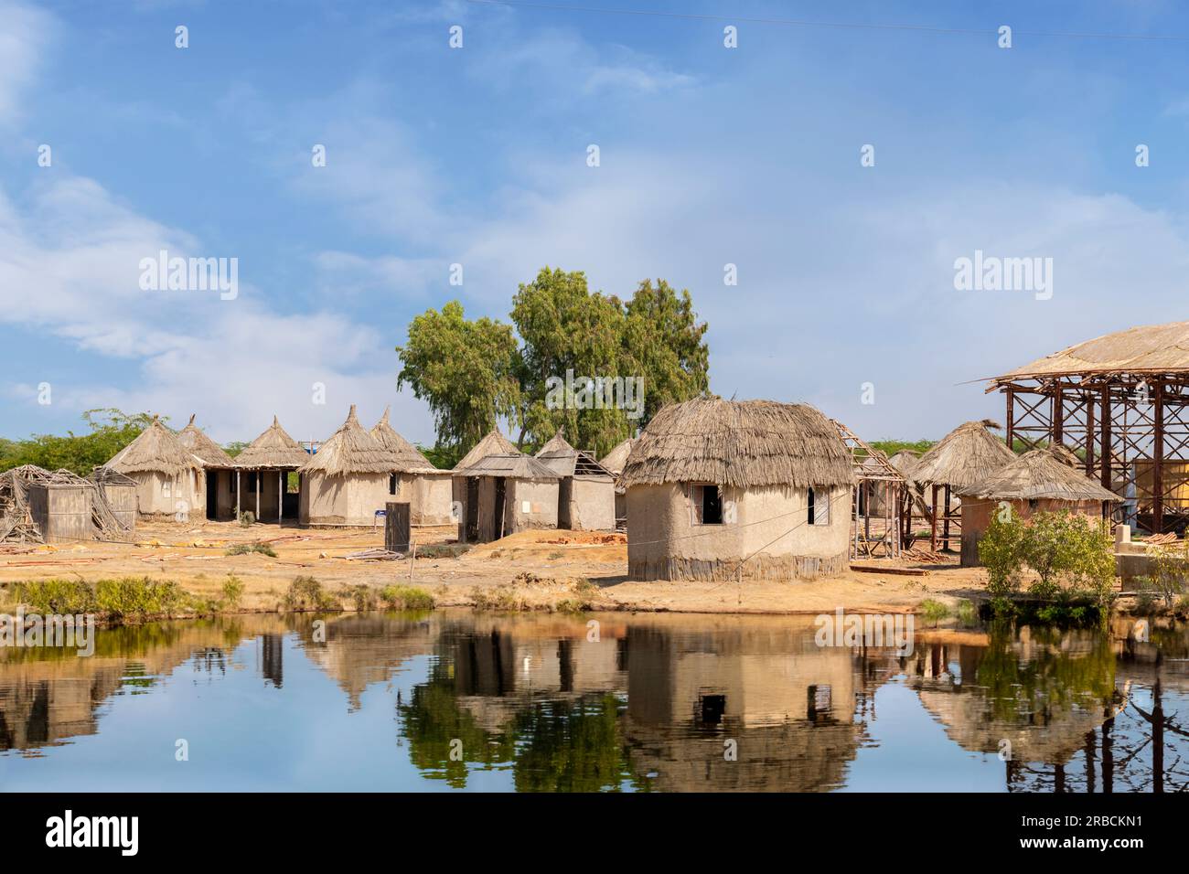 Bellissimo piccolo villaggio di capanne a Thatta Sindh dopo la pioggia. Pakistan Foto Stock