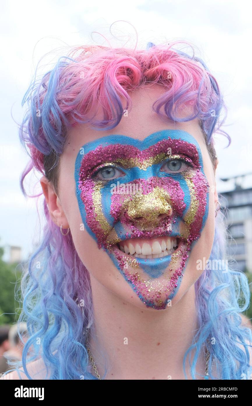 Londra, Regno Unito. 8 luglio 2023. Migliaia di partecipanti si sono Uniti alla Trans+ Pride march per protestare e celebrare il quinto anniversario dell'evento di base per le persone trans, non binarie, di genere non conforme, intersessuali e i loro alleati. Credito: Fotografia dell'undicesima ora/Alamy Live News Foto Stock