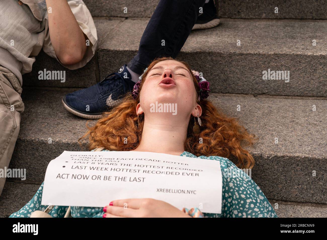 New York, Stati Uniti. 8 luglio 2023. Gli attivisti della ribellione di estinzione organizzarono una protesta di solidarietà al Metropolitan Museum of Art di New York per far cadere le accuse contro Joanna Smith e Tim Martin. Joanna Smith e Tim Martin durante un atto di disobbedienza civile alla National Gallery of Art di Washington, DC hanno lasciato le loro impronte sul vetro protettivo della scultura Degas. (Foto di Lev Radin/Pacific Press) Credit: Pacific Press Media Production Corp./Alamy Live News Foto Stock