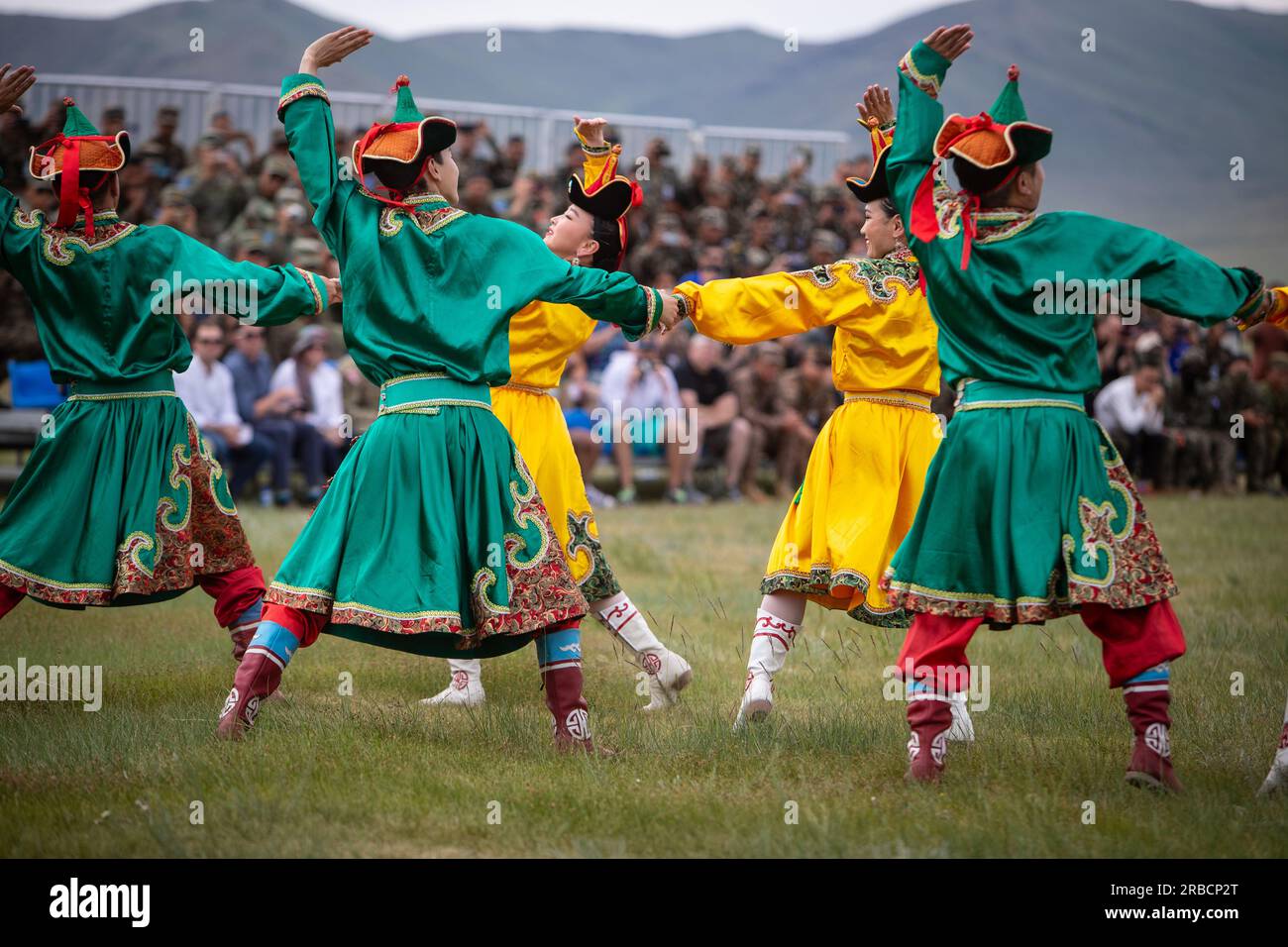 Five Hills Training area, Mongolia. 29 giugno 2023. I membri del Mongolian Military Song and Dance Academic Ensemble si esibiscono durante il Khaan quest Naadam Festival il 30 giugno 2023, nella Five Hills Training area, in Mongolia. Khaan quest è un esercizio multinazionale co-sponsorizzato da U.S. Comando Indo-Pacifico e ospitato annualmente dalle forze armate mongole. Credito: Alaska National Guard/ZUMA Press Wire/ZUMAPRESS.com/Alamy Live News Foto Stock