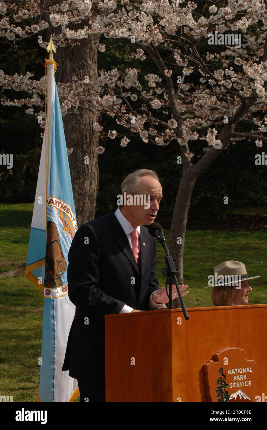 Visita del segretario Dirk Kempthorne a Washington, D.C.'s Tidal Basin e nell'area circostante, dove si è Unito al direttore del National Park Service Mary Bomar, al National Mall and Memorial Parks Superintendent Peggy o'Dell e al National Cherry Blossom Festival, Inc La presidente Diana Mayhew ha annunciato una conferenza stampa sui nuovi e migliori servizi per i visitatori del National Mall in tempo per il Cherry Bloossom Festival 2008. Il segretario ha anche parlato con il personale del National Park Service, Stati Uniti Il personale della polizia del parco e i visitatori intorno al Tidal Basin e al National Mall. Foto Stock