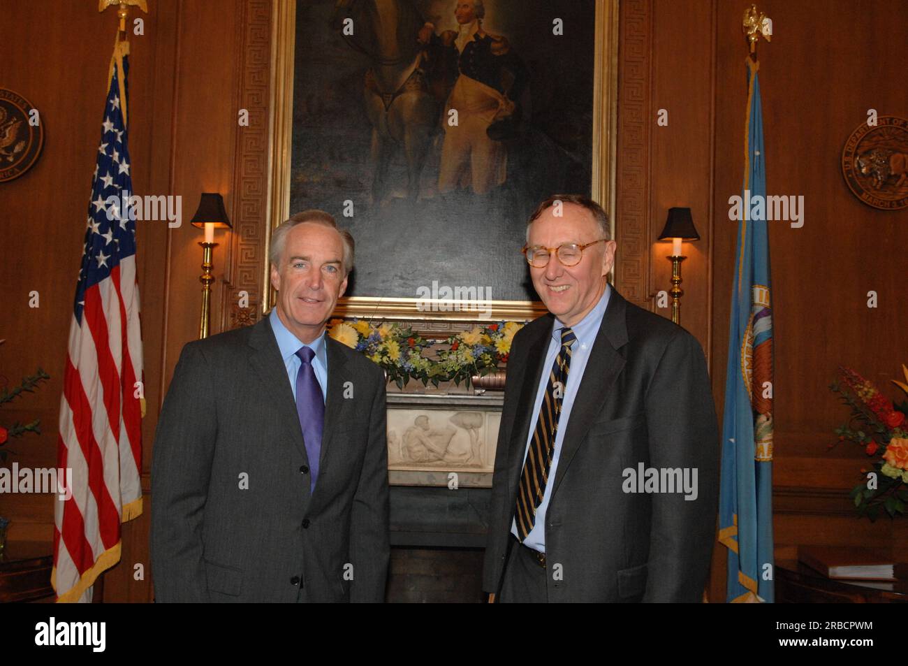 Incontro del segretario Dirk Kempthorne presso Main Interior con il dirigente d'azienda e scienziato ambientale Jack Dangermond, fondatore della società di software di mappatura, Environmental Systems Research Institute Foto Stock