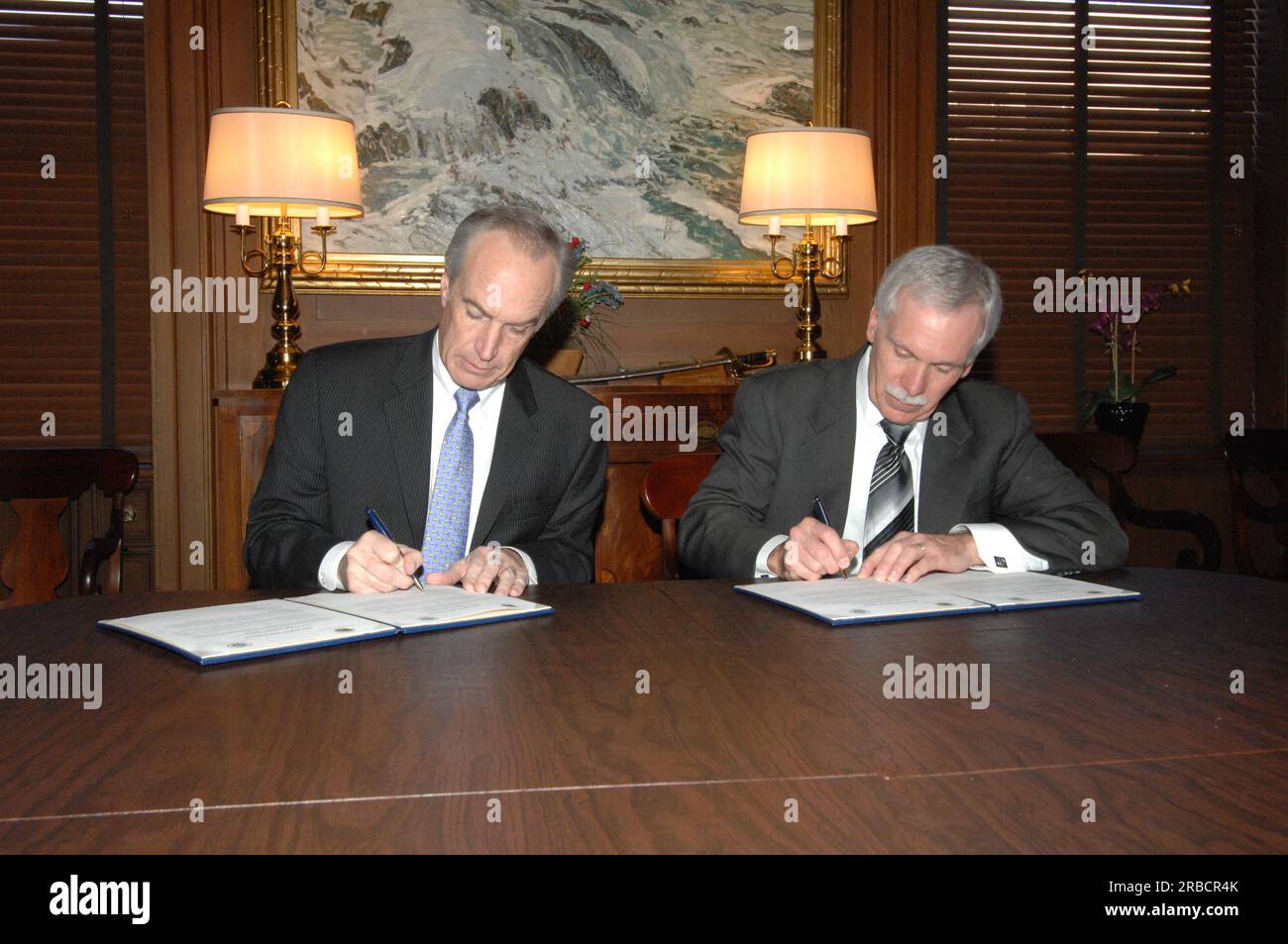 Evento di firma del memorandum d'intesa sull'agricoltura interna e attività correlate presso gli interni principali, con il segretario degli interni Dirk Kempthorne e il segretario dell'agricoltura ed Schafer a capo del procedimento Foto Stock