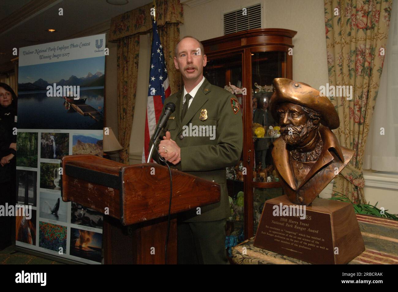 Cerimonia di premiazione del 2008 Harry Yount Ranger Award a Gary Moses, il Lake McDonald Sub-District Ranger al Glacier National Park, con la direttrice del National Park Service Mary Bomar, assistente segretario per Fish and Wildlife and Parks R. Lyle Laverty, Jr., E il capo americano della Unilever Corporation, Kevin Havelock, tra i dignitari a portata di mano al Main Interior Foto Stock