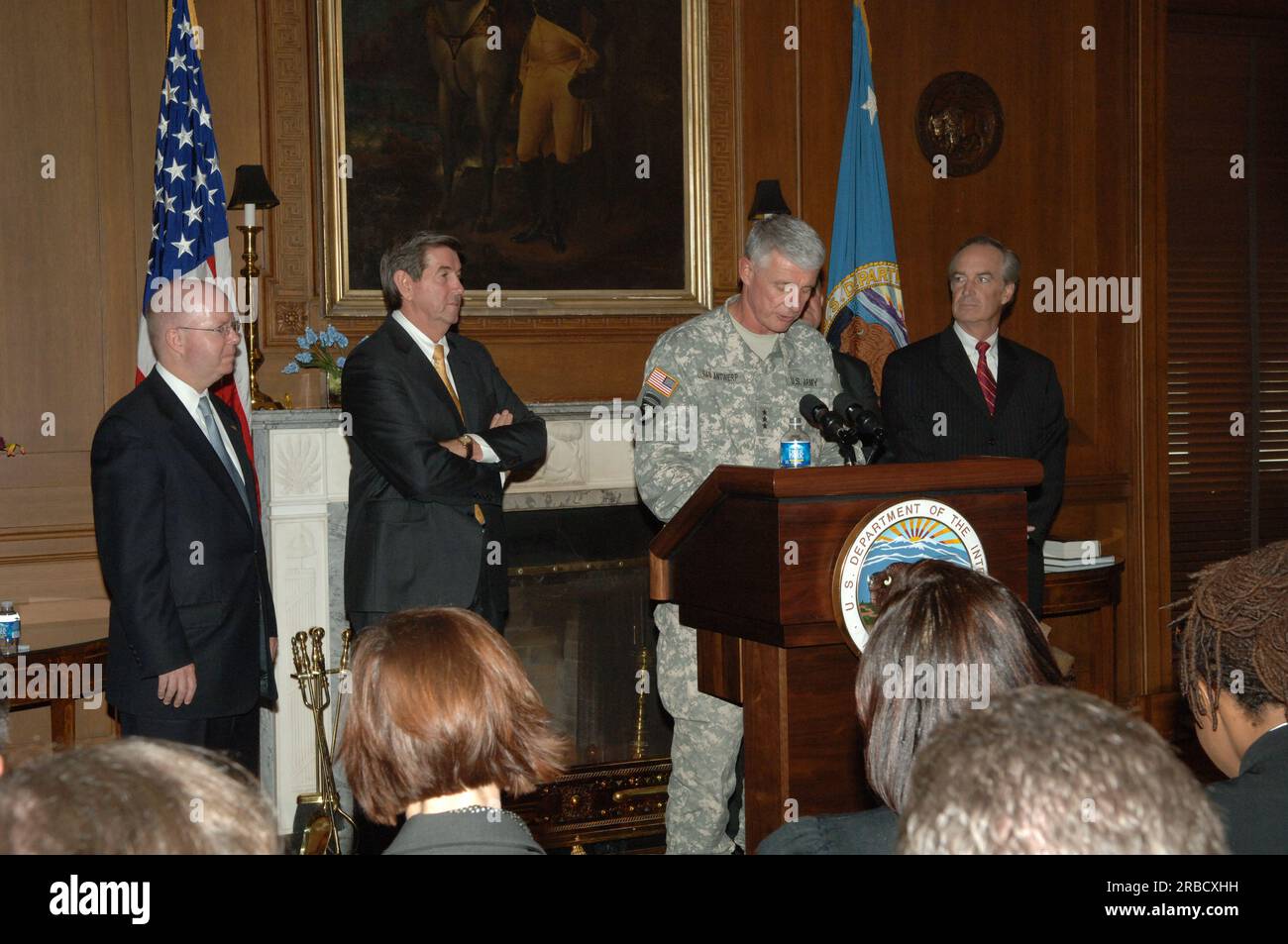 Riunione e conferenza stampa, ospitata dal segretario Dirk Kempthorne presso Main Interior, sulle questioni idriche interstatali derivanti dalla siccità che colpisce il sud-est degli Stati Uniti, con il segretario raggiunto dal governatore dell'Alabama Bob Riley, dal governatore della Georgia Sonny Perdue, dal governatore della Florida Charlie Crist, dal presidente del Consiglio della Casa Bianca sulla qualità ambientale James Connaughton, E il comandante degli Stati Uniti Corpo degli ingegneri dell'esercito, tenente generale Robert Van Antwerp Foto Stock