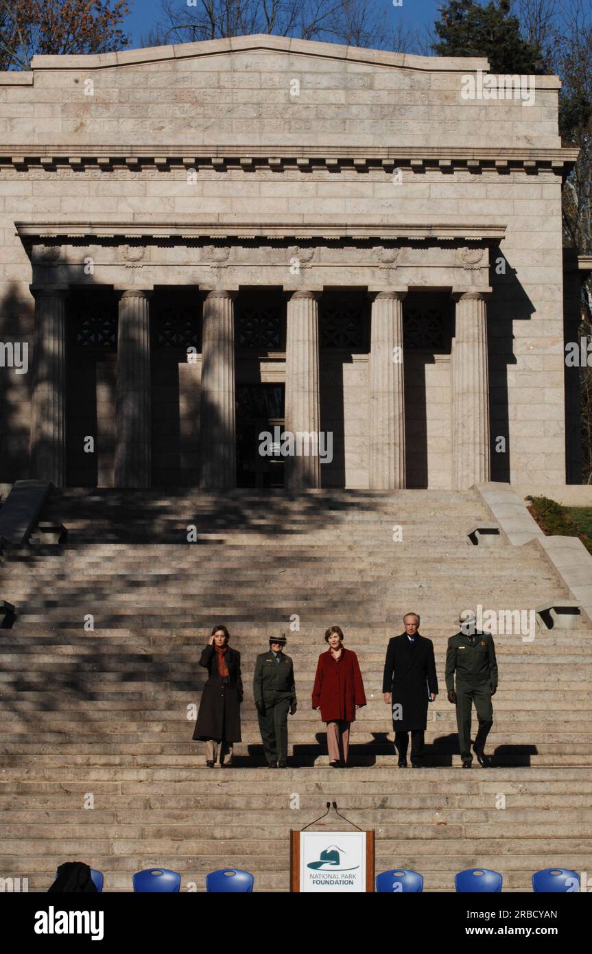 Visita del segretario Dirk Kempthorne al luogo di nascita di Abraham Lincoln National Historic Site a Hodgenville, Kentucky, dove si è Unito alla First Lady Laura Bush, al sovrintendente del sito storico Keith Pruitt, E Libby o'Connell, storica capo di History Channel della A ed e Television, per tour, osservazioni, interazioni con il personale del National Park Service e i visitatori Foto Stock