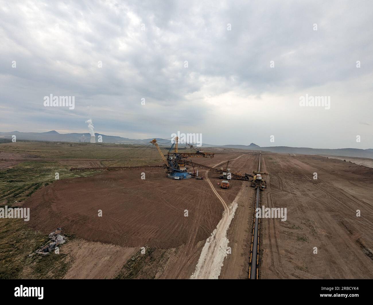 Enormi operazioni di scavo di escavatori gommati a benna nella miniera di carbone nella maggior parte delle regioni della repubblica Ceca, Europa, macchinari pesanti in un paesaggio rivisitato Foto Stock