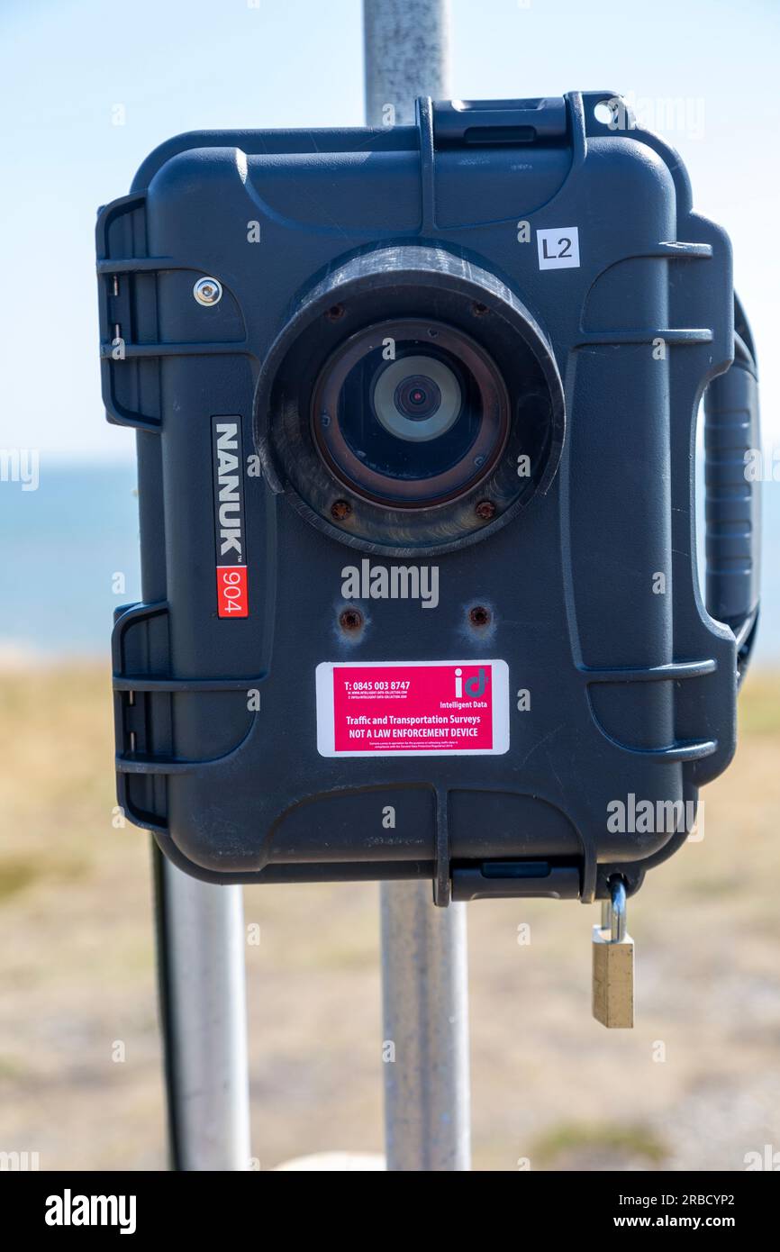 Telecamera intelligente per la sorveglianza del traffico dei dati alloggiata nell'involucro NANUK 904, Dunwich Heath, Suffolk, Inghilterra, Regno Unito Foto Stock