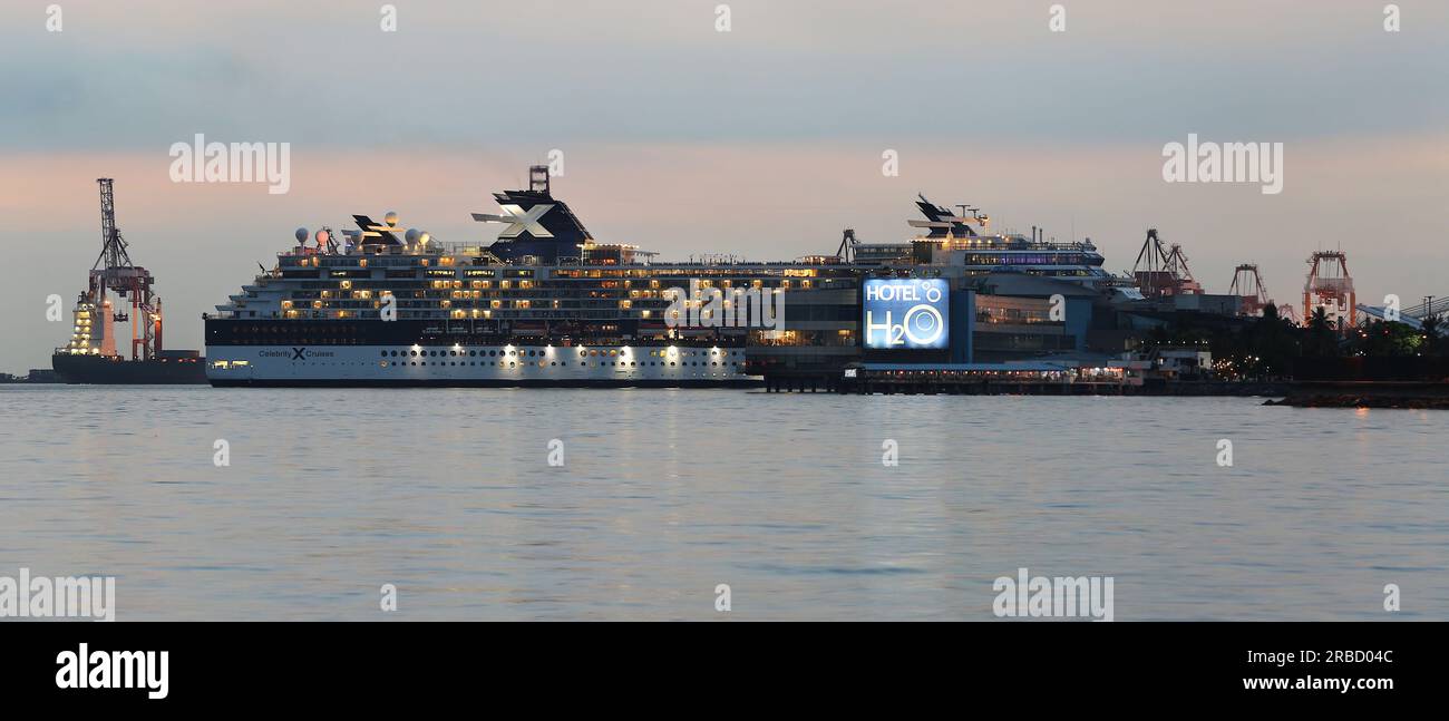 Nave da crociera Celebrity Millennium illuminata ormeggiata nel porto di Manila Bay, turismo nelle Filippine, crociere premium Asia Pacifico, gru portuali, porto Foto Stock
