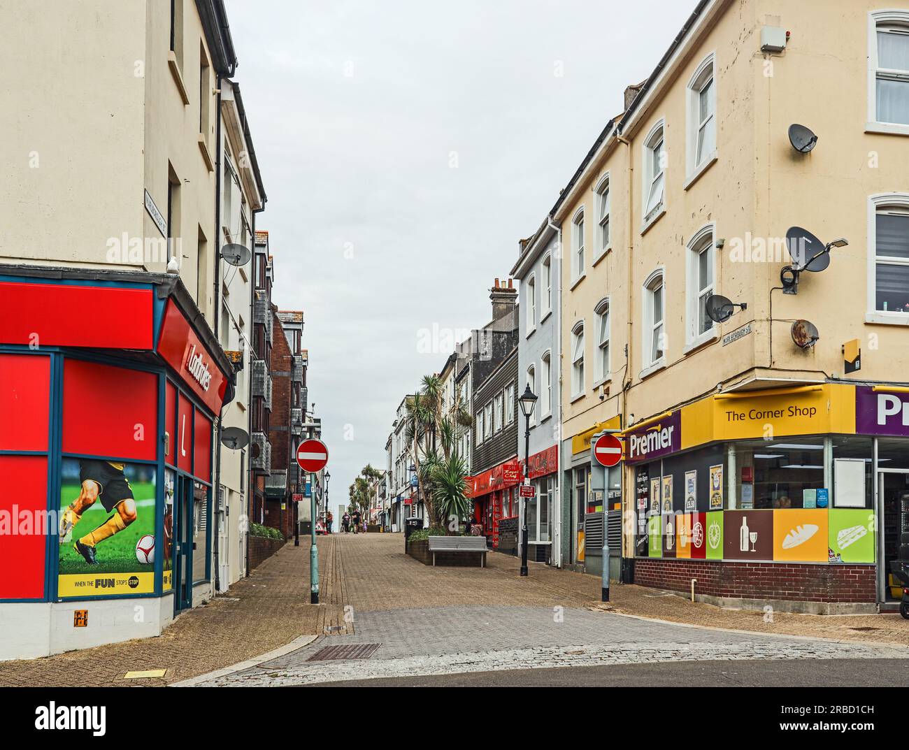 Mentre Marlborough Street di Devonport ha visto giorni migliori, ma ha una selezione di commercianti locali e take away. Un Premier Corner Shop e un Ladbrooks Foto Stock