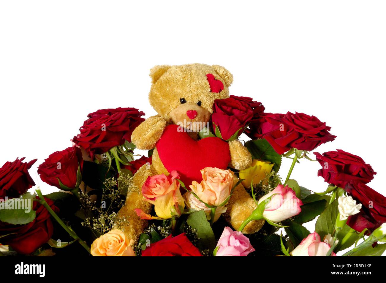 Bouquet di fiori di rosa isolati su sfondo bianco. Un orsacchiotto è seduto in cima ai fiori. Foto Stock