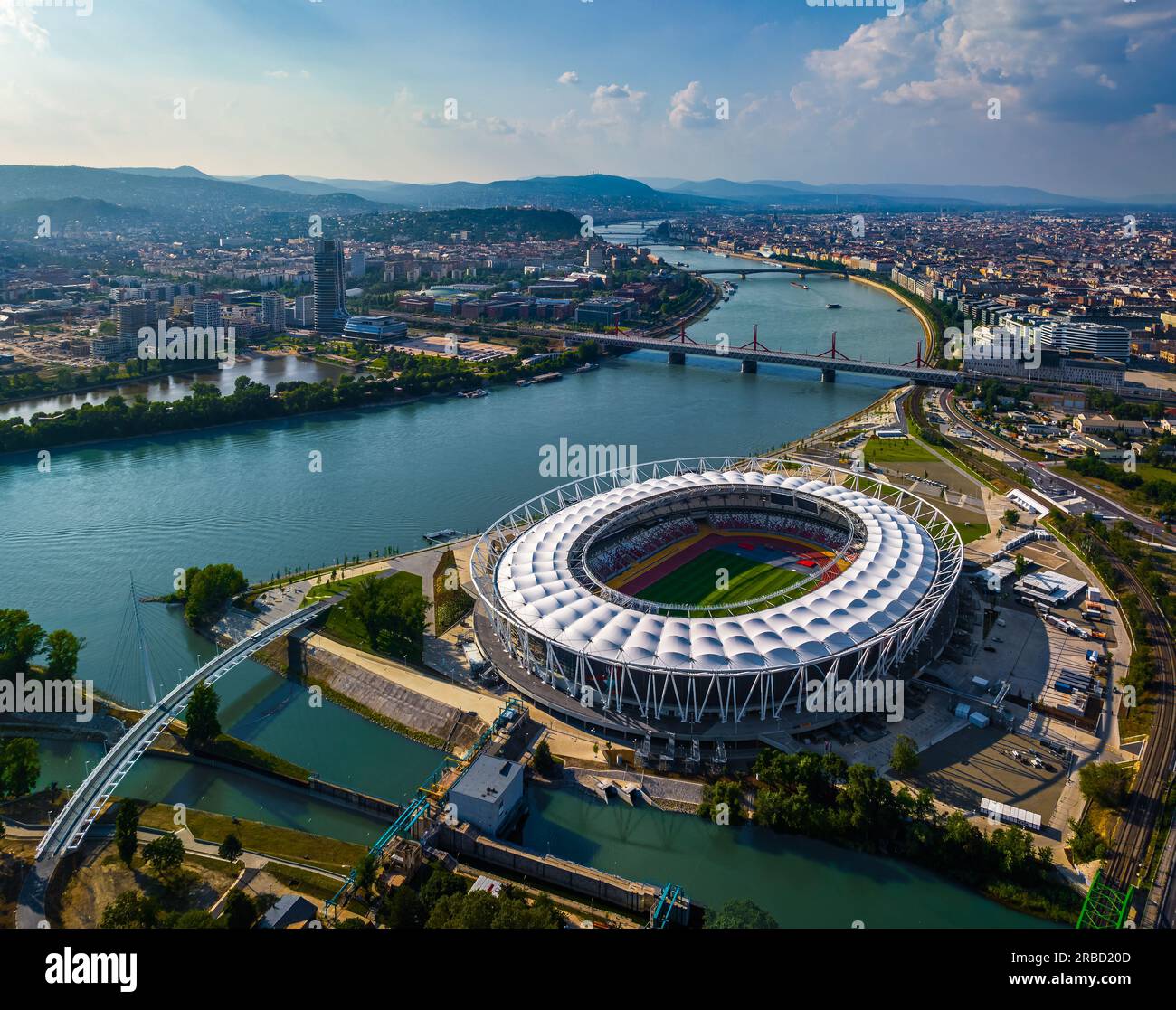 Budapest, Ungheria - Vista aerea di Budapest in una soleggiata giornata estiva, che include il Centro Nazionale di atletica leggera, il ponte Rakoczi, il Gat Kopaszi e il nuovo grattacielo Foto Stock