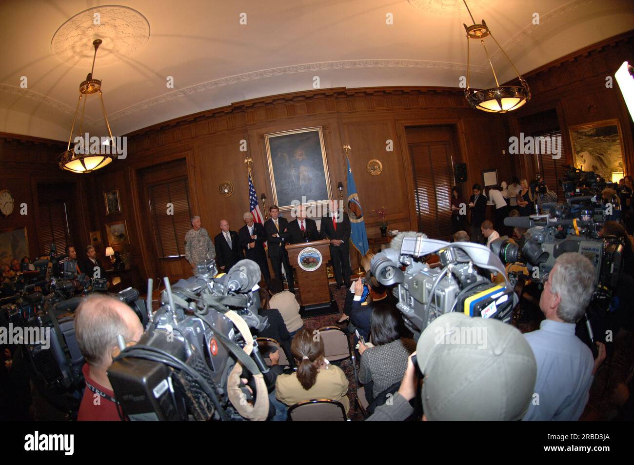 Riunione e conferenza stampa, ospitata dal segretario Dirk Kempthorne presso Main Interior, sulle questioni idriche interstatali derivanti dalla siccità che colpisce il sud-est degli Stati Uniti, con il segretario raggiunto dal governatore dell'Alabama Bob Riley, dal governatore della Georgia Sonny Perdue, dal governatore della Florida Charlie Crist, dal presidente del Consiglio della Casa Bianca sulla qualità ambientale James Connaughton, E il comandante degli Stati Uniti Corpo degli ingegneri dell'esercito, tenente generale Robert Van Antwerp Foto Stock