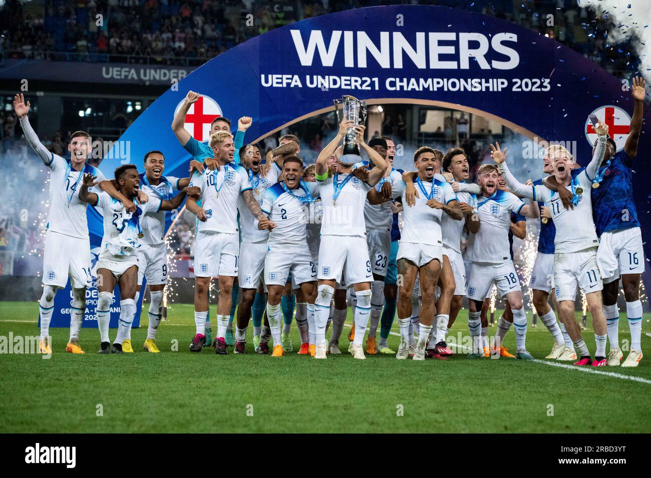 Batumi, Georgia. 8 luglio 2023. BATUMI, GEORGIA - 8 LUGLIO: Il capitano inglese Taylor Harwood-Bellis porta il trofeo ai suoi compagni di squadra, James Garner, Angel Gomes, Cameron Archer, Emile Smith Rowe, Levi Colwill, Max Aarons, Harvey Elliott, Noni Madueke, Cole Palmer, Morgan Gibbs-White, Curtis Jones, Anthony Gordon, Ben Johnson, James Trafford, Jarrad Branthwaite, Jarrad Branthwaite dopo la vittoria durante la partita finale di UEFA Under-21 Euro 2023 tra Inghilterra e Spagna l'8 luglio 2023 all'Adjarabet Arena di Batumi, Georgia. Foto di Sebastian Frej Credit: Sebo47/Alamy Live News Foto Stock