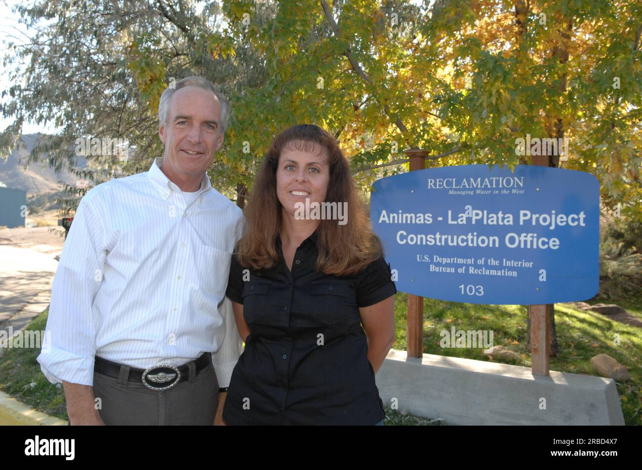 Visita del segretario Dirk Kempthorne a Durango, Colorado, per la partecipazione alle cerimonie che segnano il quasi completamento delle caratteristiche principali del progetto Animas-la Plata del Bureau of Reclamation, tra cui la costruzione della diga del bacino di Ridges e delle strutture di lancio del bacino di Basin Creek, l'impianto di pompaggio Durango e il condotto di insenatura del bacino di Ridges. All'evento si unirono il segretario Kempthorne, l'avvocato degli interni David Bernhardt, il Commissario del Bureau of Reclamation Robert Johnson, il senatore del Colorado e futuro segretario degli interni Ken Salazar, il governatore del Colorado Bill Ritter, il presidente Clement Frost della Southern U Foto Stock