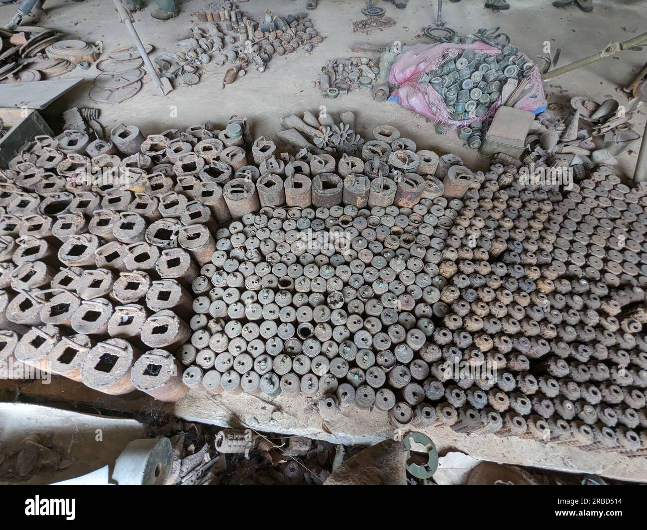 Le mine terrestri inesplose e le bombe a grappolo sono state recuperate in tutta la Cambogia dopo la guerra, ora ambientate nel Museo delle mine terrestri di Siem Reap, Cambogia, enorme amo Foto Stock