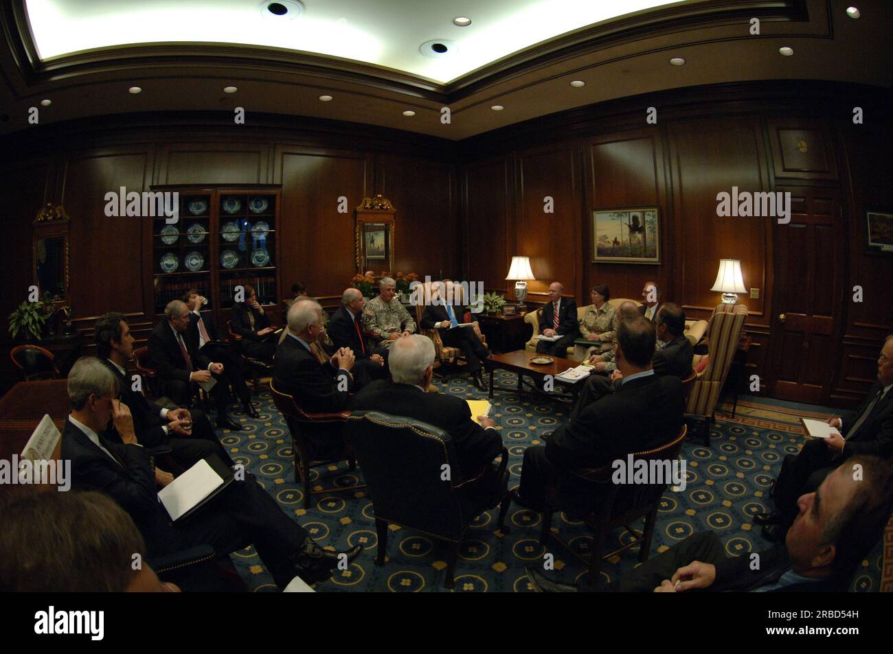 Riunione e conferenza stampa ad Atlanta, Georgia, sulle questioni idriche interstatali derivanti dalla siccità che colpisce il sud-est degli Stati Uniti, con il segretario Dirk Kempthorne che si unisce al governatore della Georgia Sonny Perdue e al tenente governatore Casey Cagle, senatori della Georgia Saxby Chambliss e Johnny Isakson, presidente del Consiglio della Casa Bianca per la qualità ambientale James Connaughton, E il comandante degli Stati Uniti Army Corps of Engineers, il tenente generale Robert Van Antwerp, tra gli altri ufficiali Foto Stock
