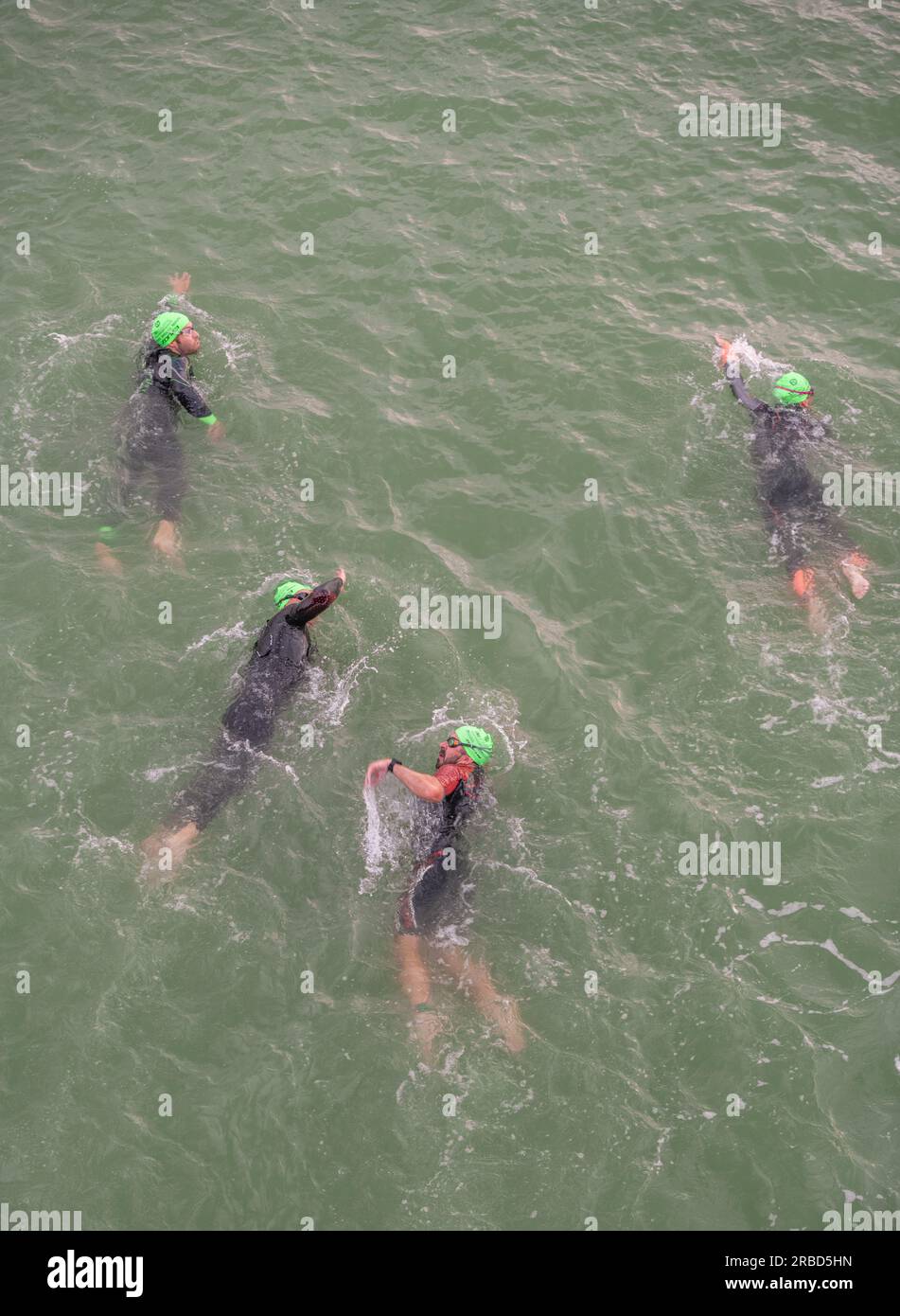 Eastbourne, East Sussex, Regno Unito. 9 luglio 2023. I concorrenti prendono parte all'Ironbourne Ultra Triathlon Eastbourne. I concorrenti nuotano per 2,4 chilometri in bicicletta per 112 chilometri e corrono per 26,2 chilometri in totale per 140,6 chilometri in uno degli eventi di Triathlon più duri del Regno Unito. Eastbourne, East Sussex, Regno Unito. Credito: Reppans/Alamy Live News Foto Stock