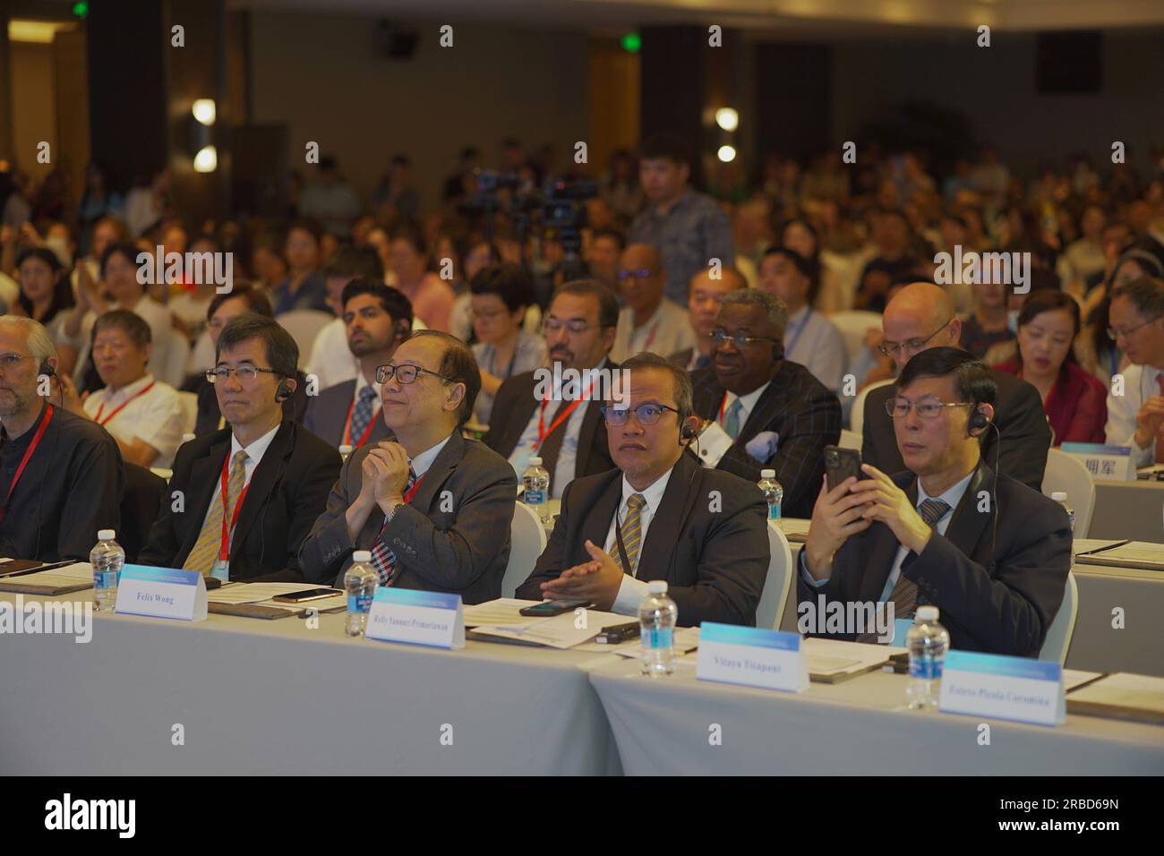 Chongqing. 9 luglio 2023. Questa foto scattata l'8 luglio 2023 mostra gli ospiti che partecipano al quinto Summit internazionale di Medicina minimamente invasiva e non invasiva di Yangtze nel comune di Chongqing della Cina sud-occidentale. PER ANDARE CON "Conferenza sulla medicina minimamente invasiva e non invasiva tenutasi in Cina Chongqing" credito: Xinhua/Alamy Live News Foto Stock