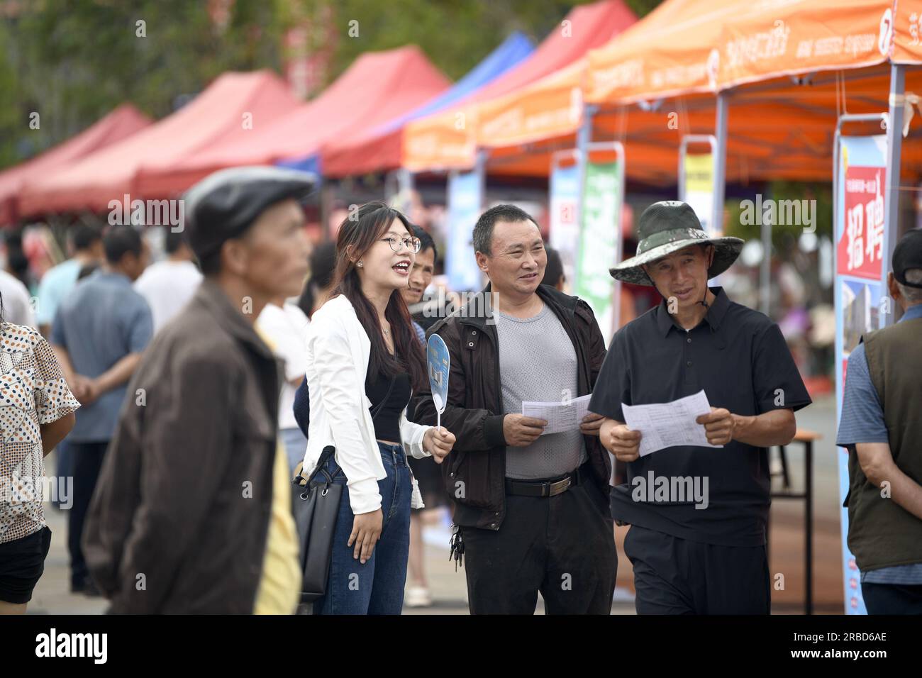 QIANXINAN, CINA - 9 LUGLIO 2023 - chi cerca lavoro in una fiera del lavoro a Shuanglong Community, Chuntan Street, Anlong County, Qianxinan Buyi e M. Foto Stock