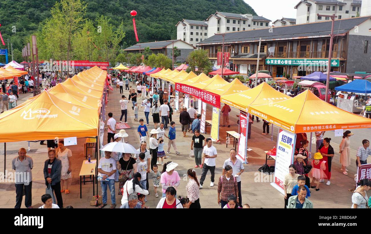 QIANXINAN, CINA - 9 LUGLIO 2023 - chi cerca lavoro in una fiera del lavoro a Shuanglong Community, Chuntan Street, Anlong County, Qianxinan Buyi e M. Foto Stock