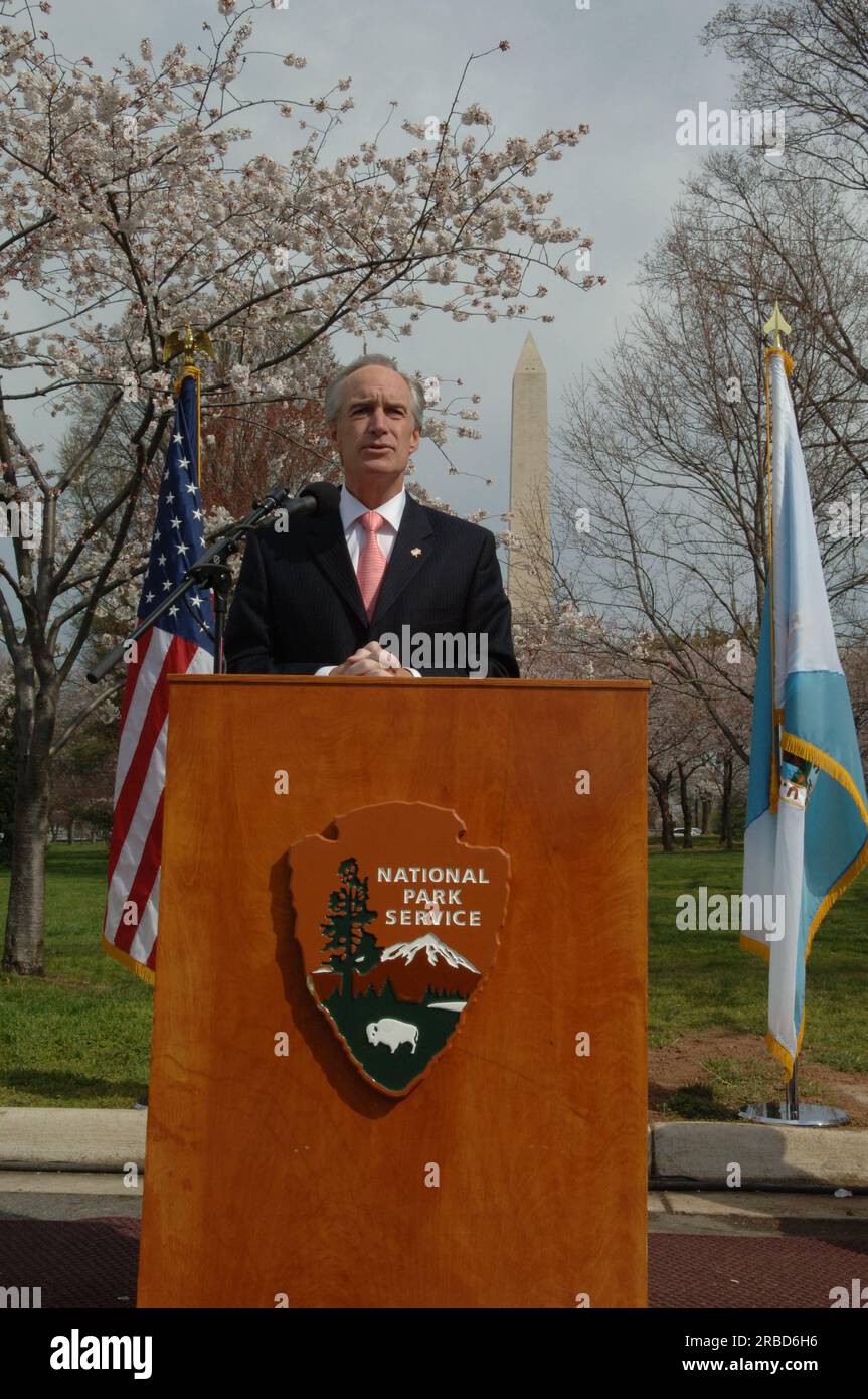 Visita del segretario Dirk Kempthorne a Washington, D.C.'s Tidal Basin e nell'area circostante, dove si è Unito al direttore del National Park Service Mary Bomar, al National Mall and Memorial Parks Superintendent Peggy o'Dell e al National Cherry Blossom Festival, Inc La presidente Diana Mayhew ha annunciato una conferenza stampa sui nuovi e migliori servizi per i visitatori del National Mall in tempo per il Cherry Bloossom Festival 2008. Il segretario ha anche parlato con il personale del National Park Service, Stati Uniti Il personale della polizia del parco e i visitatori intorno al Tidal Basin e al National Mall. Foto Stock