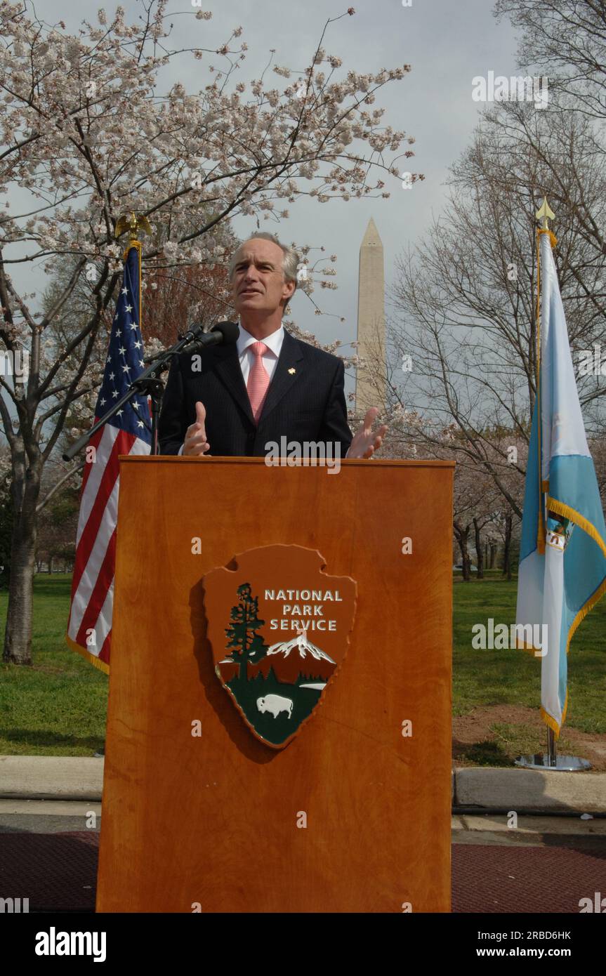 Visita del segretario Dirk Kempthorne a Washington, D.C.'s Tidal Basin e nell'area circostante, dove si è Unito al direttore del National Park Service Mary Bomar, al National Mall and Memorial Parks Superintendent Peggy o'Dell e al National Cherry Blossom Festival, Inc La presidente Diana Mayhew ha annunciato una conferenza stampa sui nuovi e migliori servizi per i visitatori del National Mall in tempo per il Cherry Bloossom Festival 2008. Il segretario ha anche parlato con il personale del National Park Service, Stati Uniti Il personale della polizia del parco e i visitatori intorno al Tidal Basin e al National Mall. Foto Stock