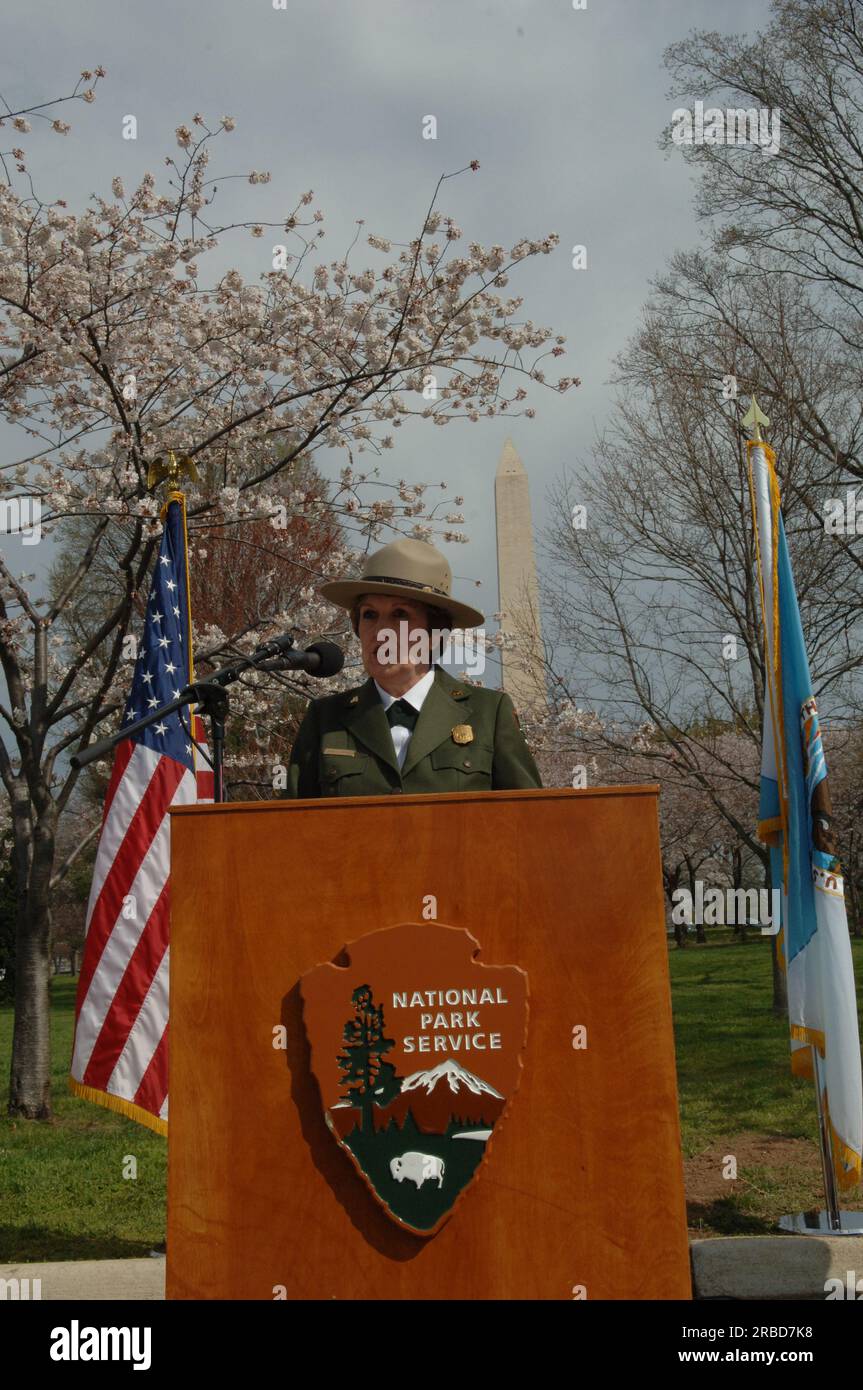Visita del segretario Dirk Kempthorne a Washington, D.C.'s Tidal Basin e nell'area circostante, dove si è Unito al direttore del National Park Service Mary Bomar, al National Mall and Memorial Parks Superintendent Peggy o'Dell e al National Cherry Blossom Festival, Inc La presidente Diana Mayhew ha annunciato una conferenza stampa sui nuovi e migliori servizi per i visitatori del National Mall in tempo per il Cherry Bloossom Festival 2008. Il segretario ha anche parlato con il personale del National Park Service, Stati Uniti Il personale della polizia del parco e i visitatori intorno al Tidal Basin e al National Mall. Foto Stock