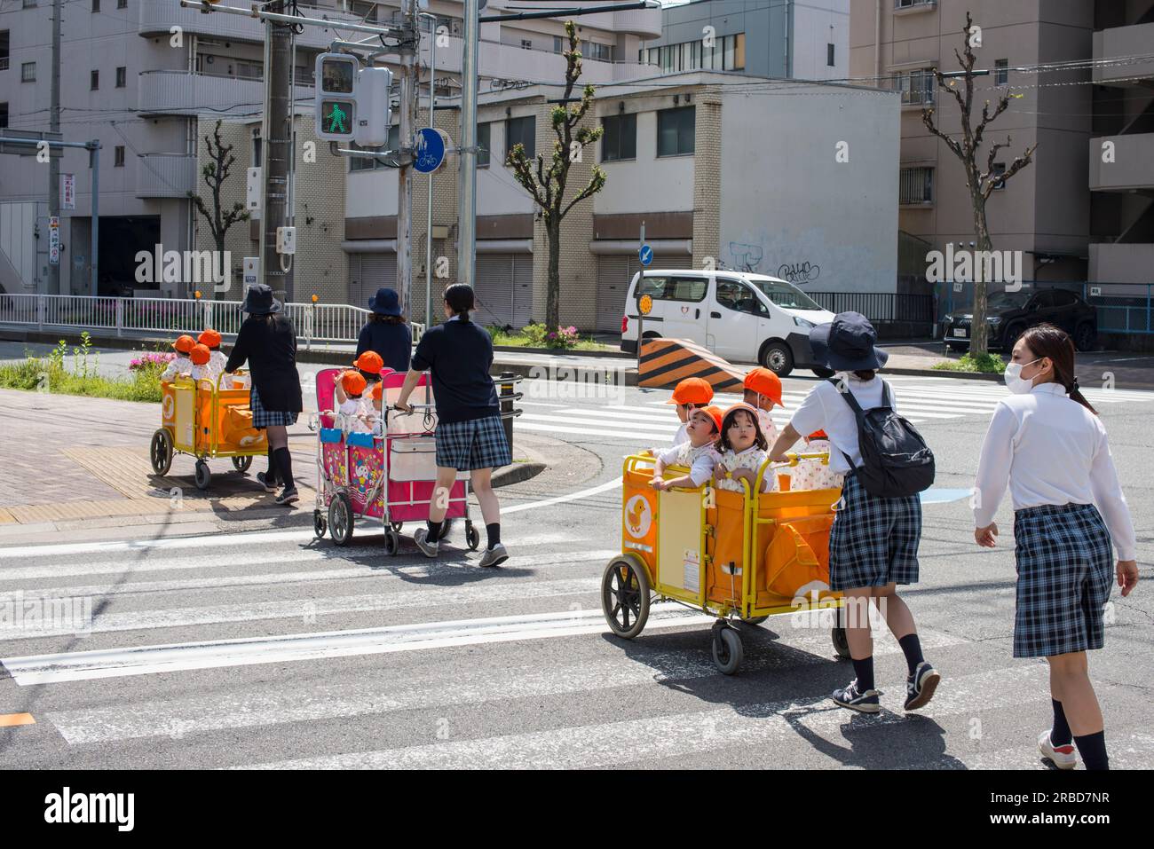 Bambini giapponesi più gentili nei carrelli, Nagoya Foto Stock