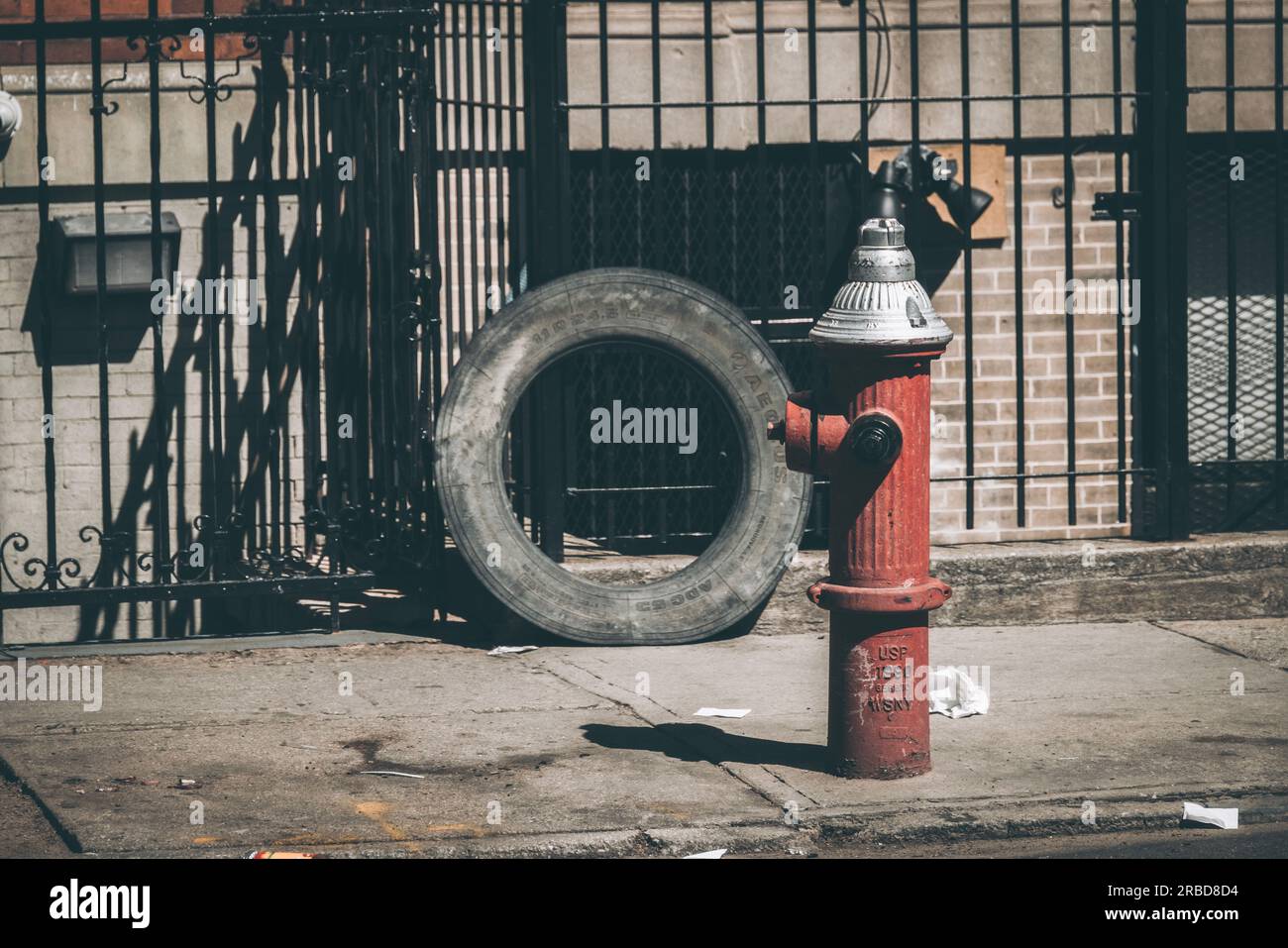 Idrante e pneumatico rosso fuoco, strade di New York Foto Stock Idrante e pneumatico rosso fuoco, strade di New York Foto Stock